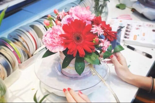 一人趣味 フラワーアレンジメント 【東京・新宿・フラワーアレンジメント】新宿三丁目駅から徒歩約5分!フラワーアレンジメント・生花ケーキ作り おひとり様・カップルのご参加OK!!女性に人気