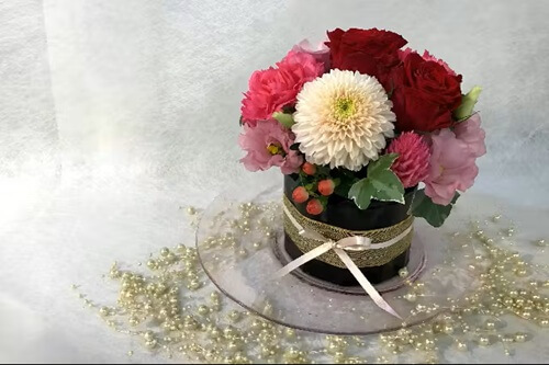 一人趣味 フラワーアレンジメント 【東京・新宿・フラワーアレンジメント】新宿三丁目駅から徒歩約5分!フラワーアレンジメント・生花ケーキ作り おひとり様・カップルのご参加OK!!女性に人気