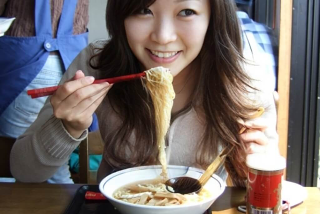 女　ひとり　ラーメン